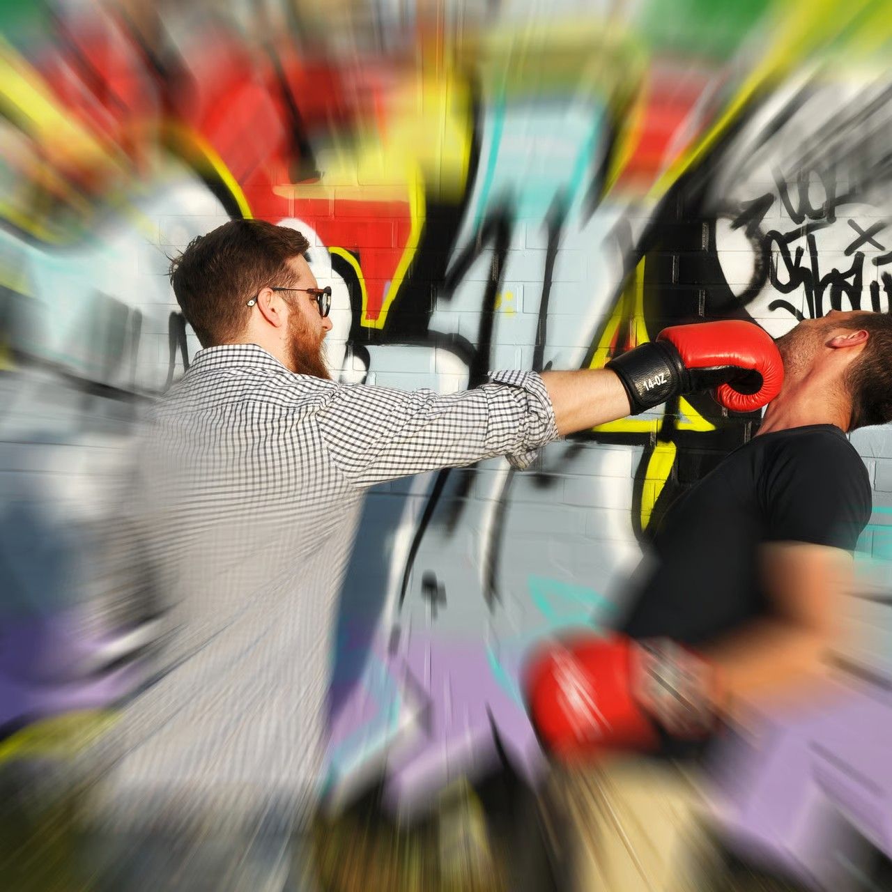 Schlag im Boxkampf vor Graffiti
